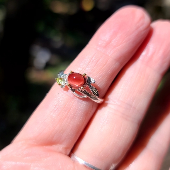 Natural Kharma by Avelon Jewelry - Garnet & Peridot sterling floral ring sz6.5